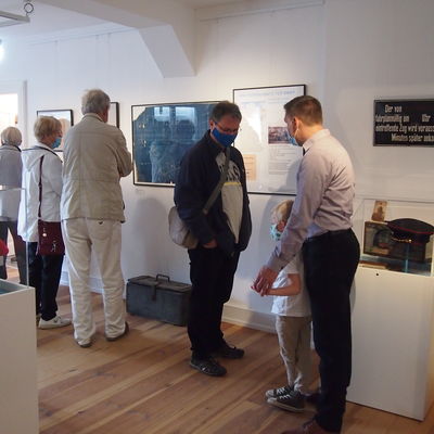 Bild vergrößern: Vorbildliche Ausstellungsbesucher mit »Schnutenpulli«, hier im Bild Bgm. Stephan Korn. (Foto Ebeling)